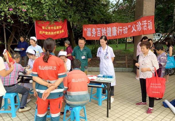我院参加2017年区红十字会“世界急救日”主题义诊宣传活动