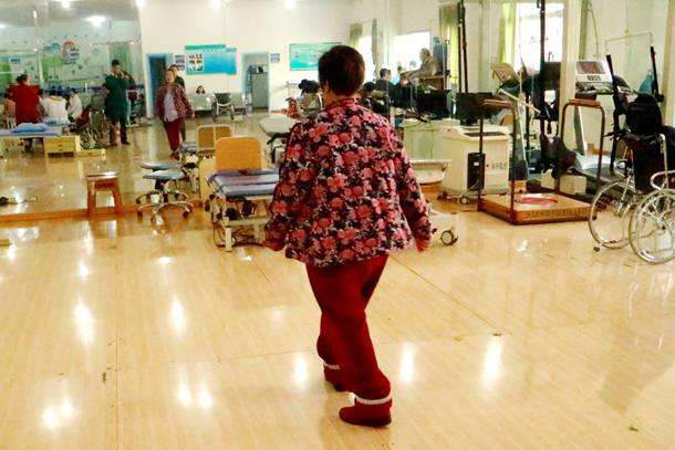 三个“帮手”助力中风老人回归正常生活