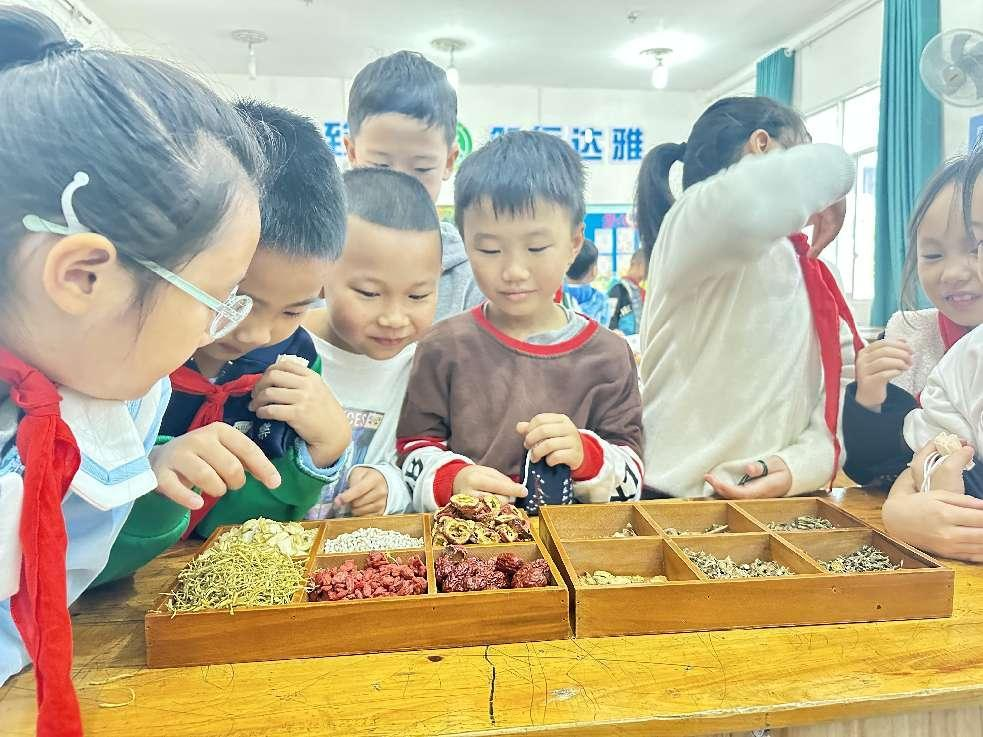 一起来做香囊吧！“中医进校园”活动走进苏南小学